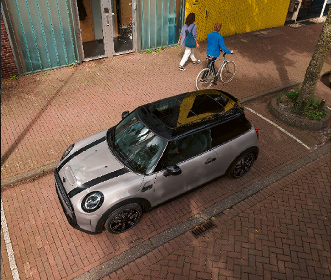 Una vista del techo multitono Hardtop 2 Puertas.